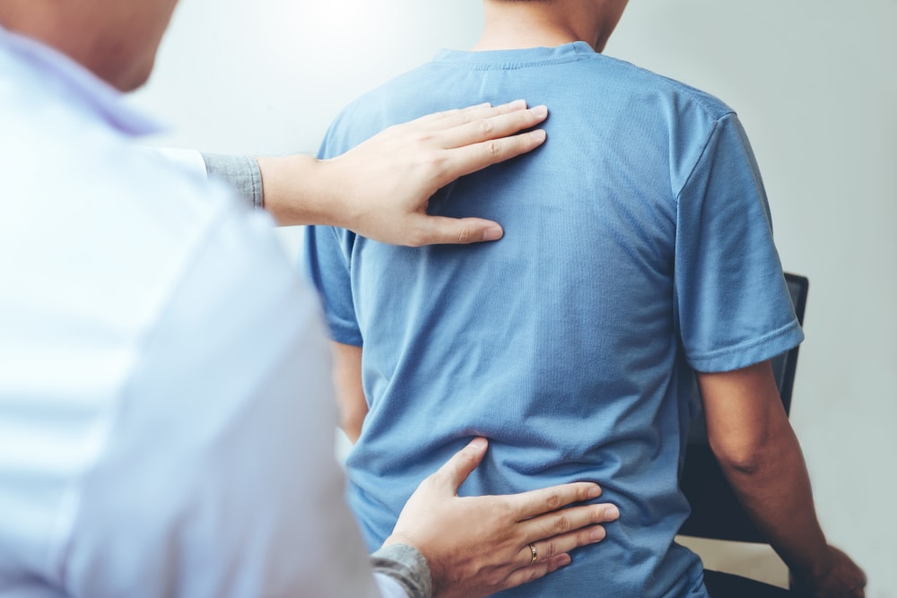 5 razones para acudir a un quiropráctico para el dolor de espalda cuando se sufre en el trabajo